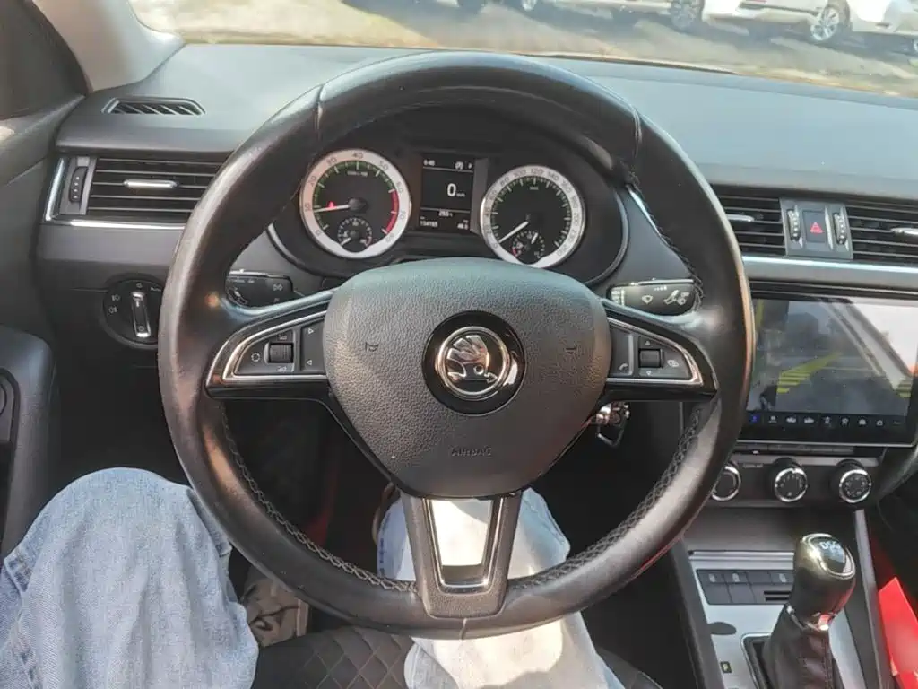 Skoda Octavia 2017 — фото 11