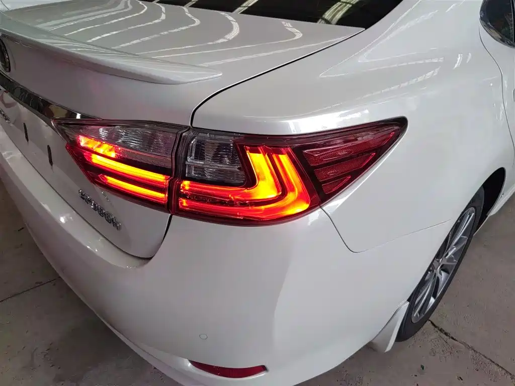 Lexus ES 2018 — фото 20