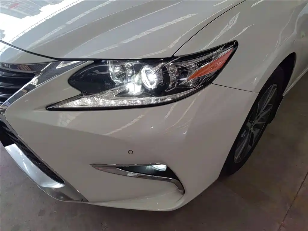 Lexus ES 2018 — фото 16