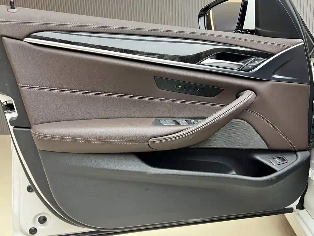 BMW 5 Series 2022 — фото 15