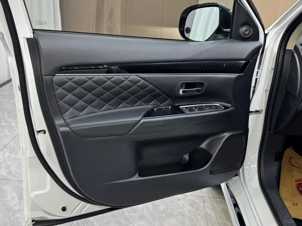 Mitsubishi Outlander 2022 — фото 10