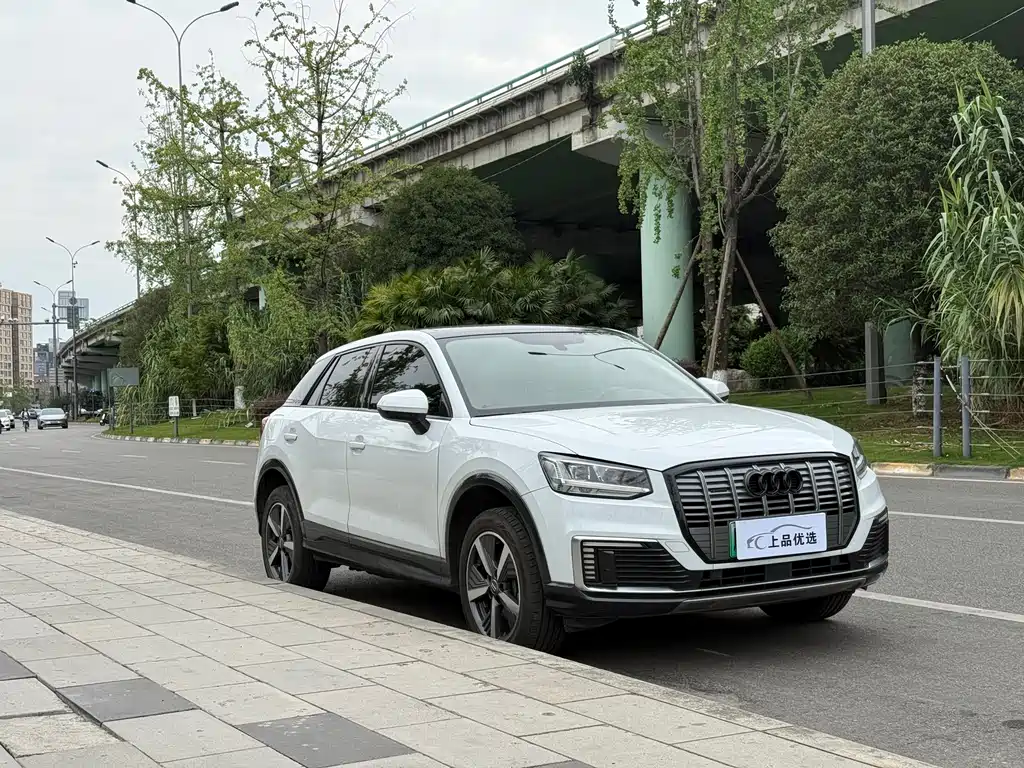 Audi Q2L e-tron 2021 — фото 3