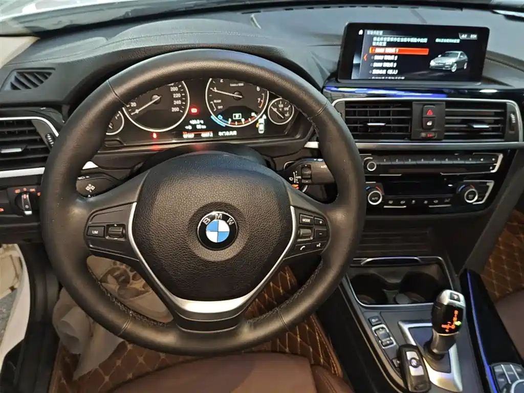BMW 3 Series 2019 — фото 10