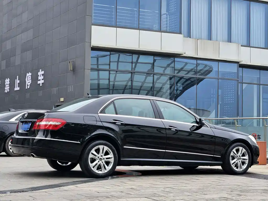 Mercedes-Benz E-Class 2010 — фото 10