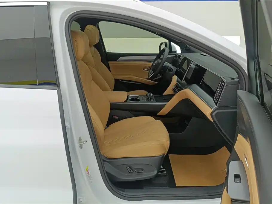 BYD L DM-i 2024 — фото 8