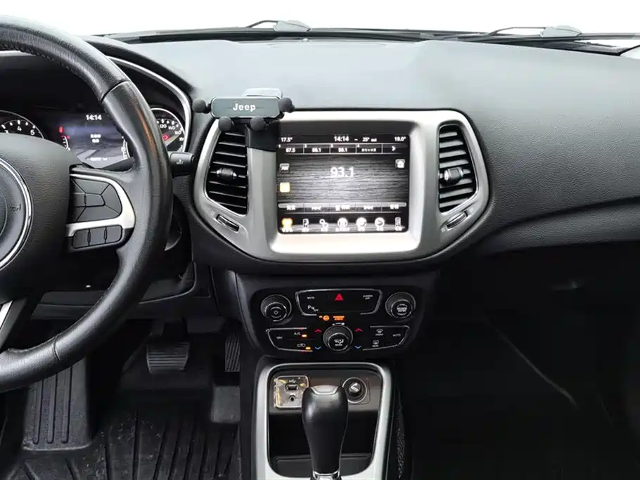 Jeep Compass 2018 — фото 13
