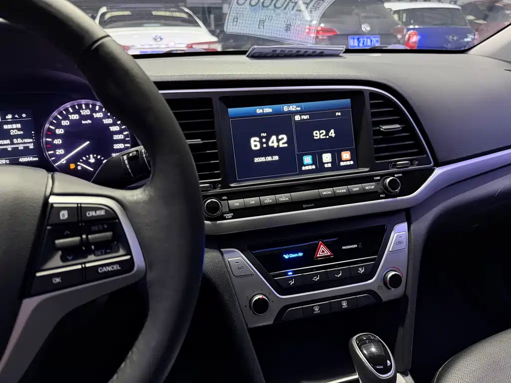 Hyundai Elantra 2018 — фото 11