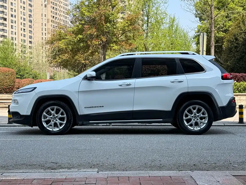 Jeep Cherokee 2017 — фото 7
