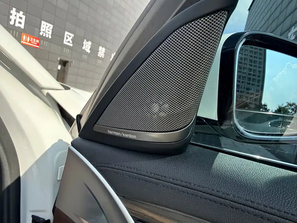 BMW 5 Series 2019 — фото 13
