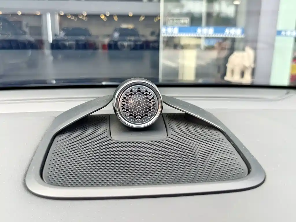 Volvo EM90 2025 — фото 17