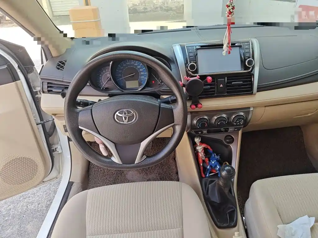 Toyota Yaris L 2014