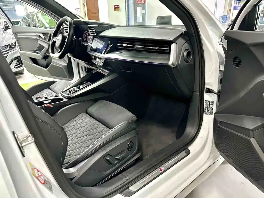 Audi A3 2023 — фото 13