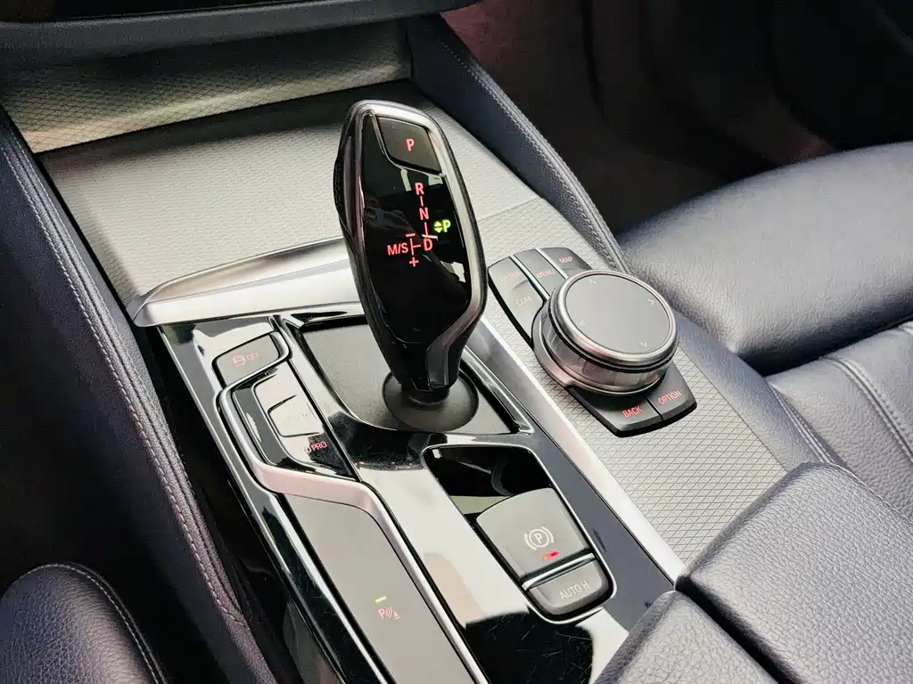 BMW 5 Series 2020 — фото 11