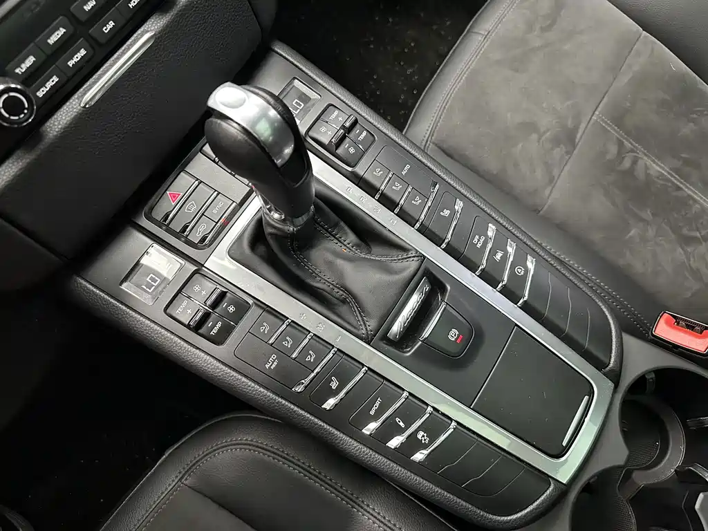 Porsche Macan 2017 — фото 15