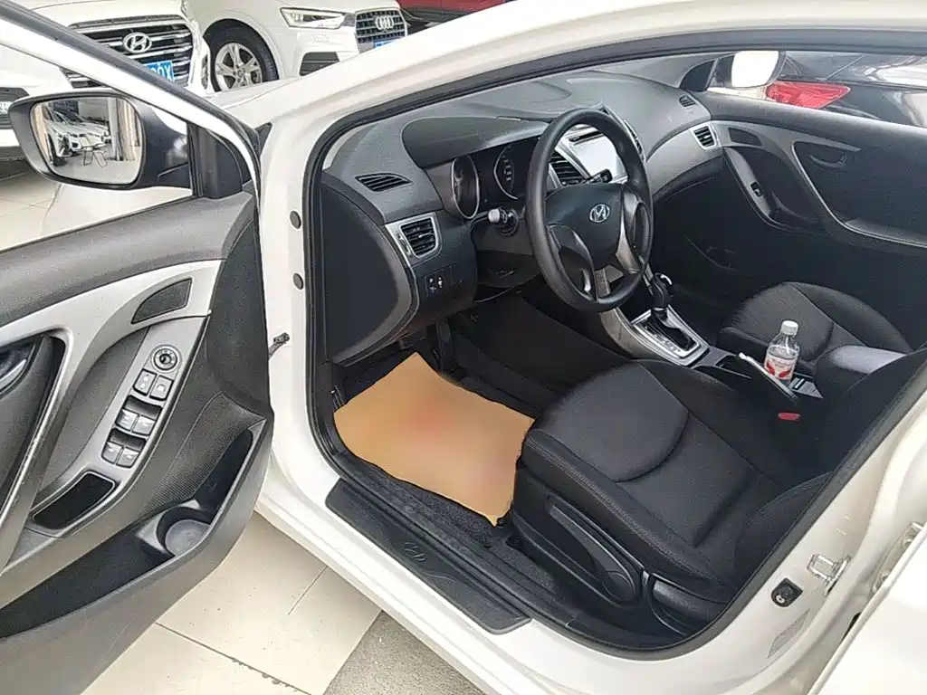 Hyundai Elantra 2016 — фото 16