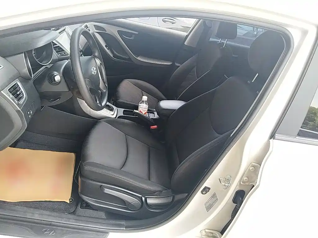 Hyundai Elantra 2016 — фото 15