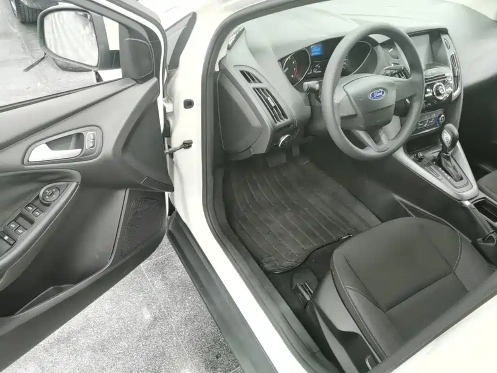 Ford Focus 2015 — фото 16