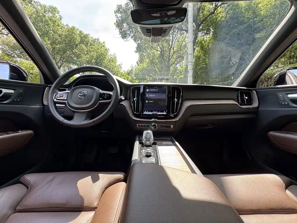 Volvo XC60 2023 — фото 13