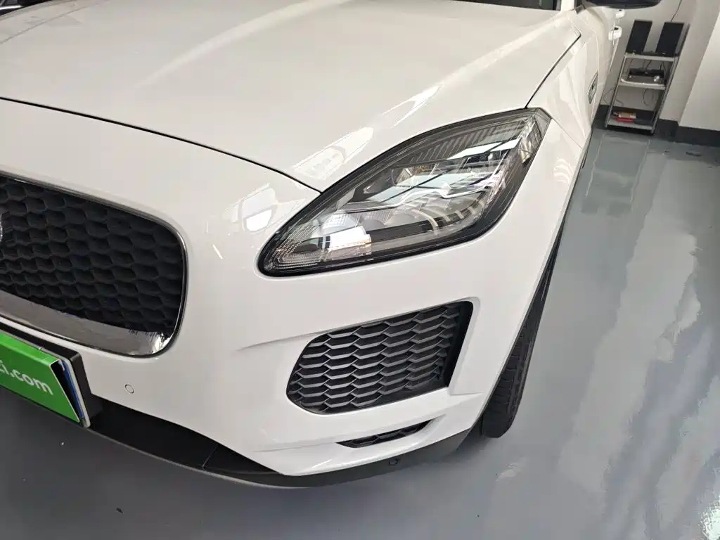 Jaguar E-PACE 2018 — фото 18