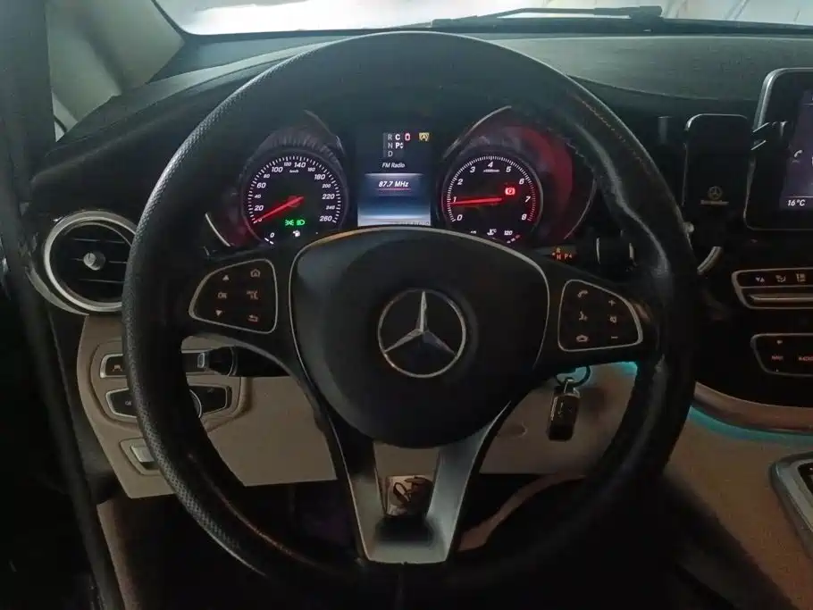 Mercedes-Benz V-Class 2017 — фото 15