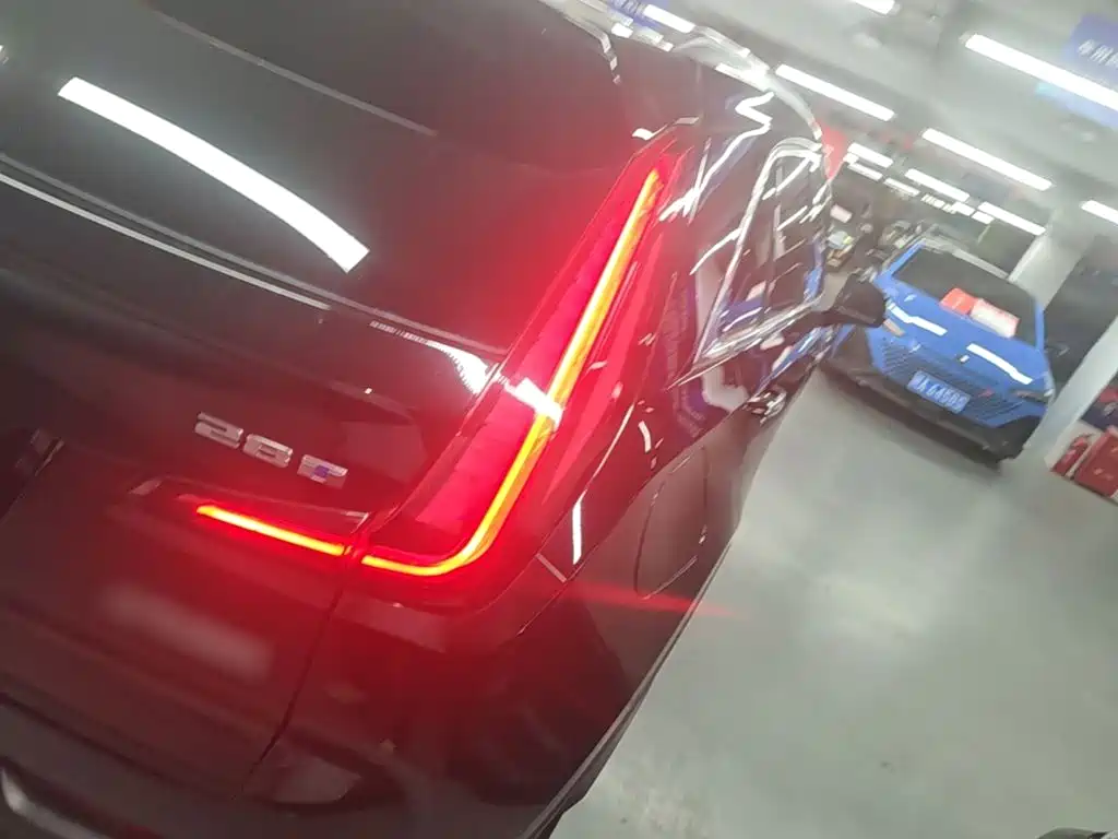Cadillac XT4 2023 — фото 8
