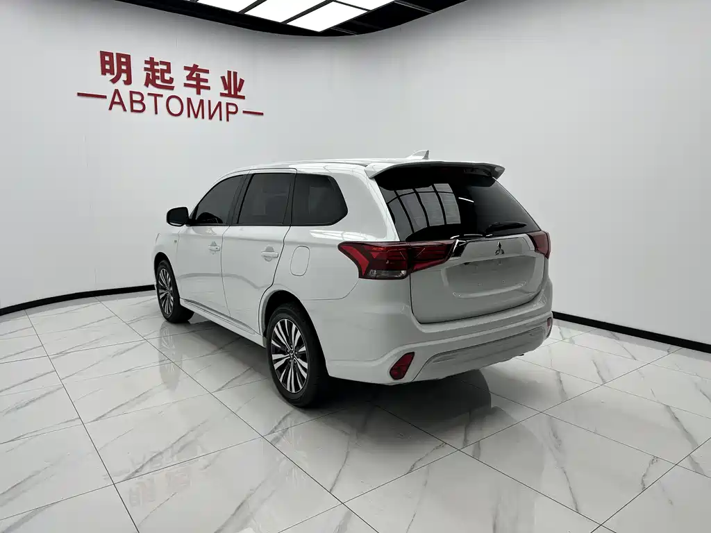 Mitsubishi Outlander 2023 — фото 8