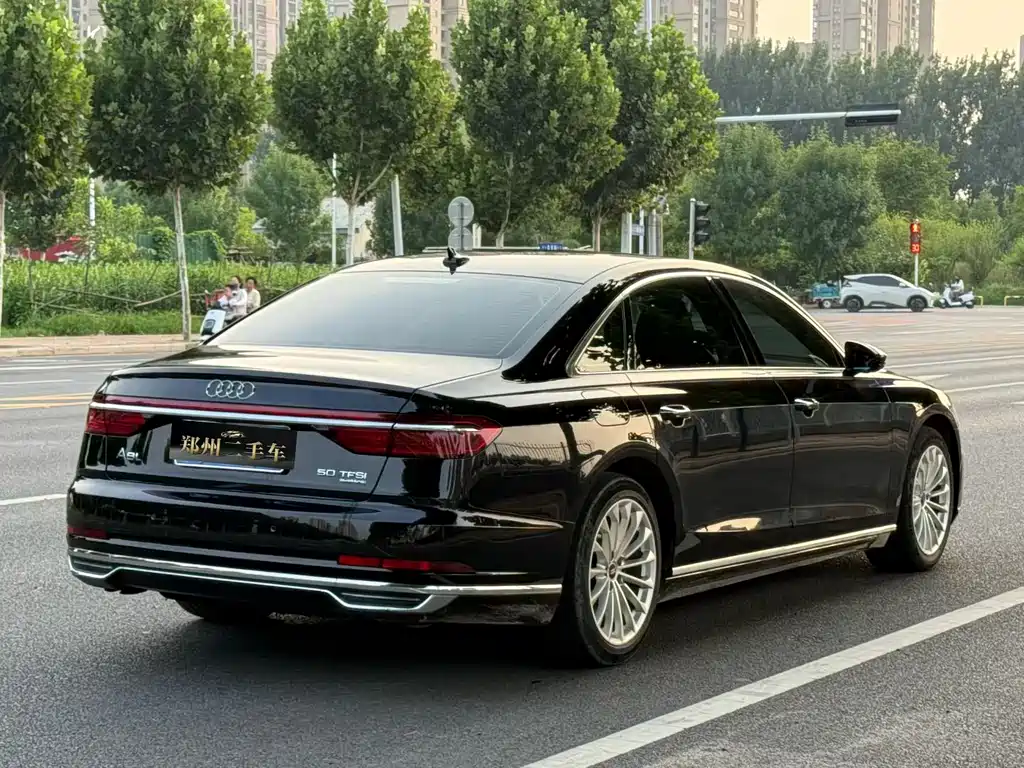 Audi A8 2022 — фото 19