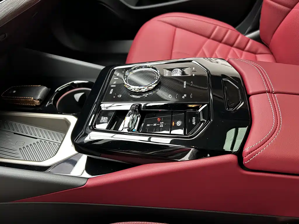 BMW 5 Series 2025 — фото 12