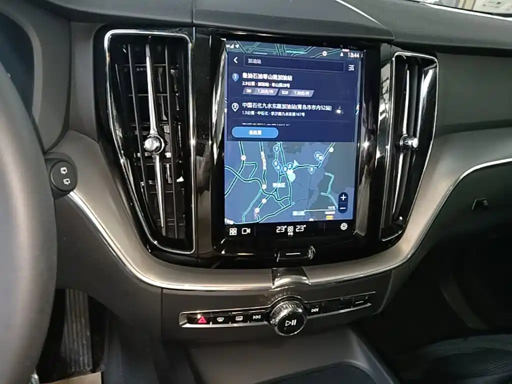 Volvo XC60 2022 — фото 13