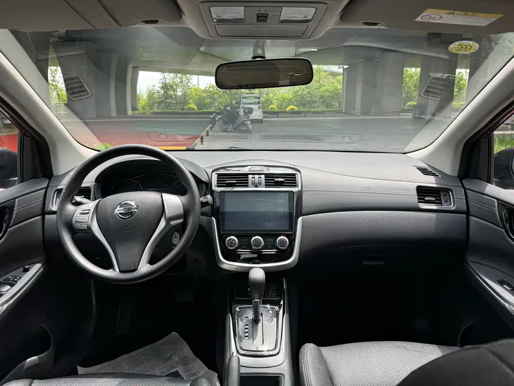 Nissan Tiida 2017 — фото 10