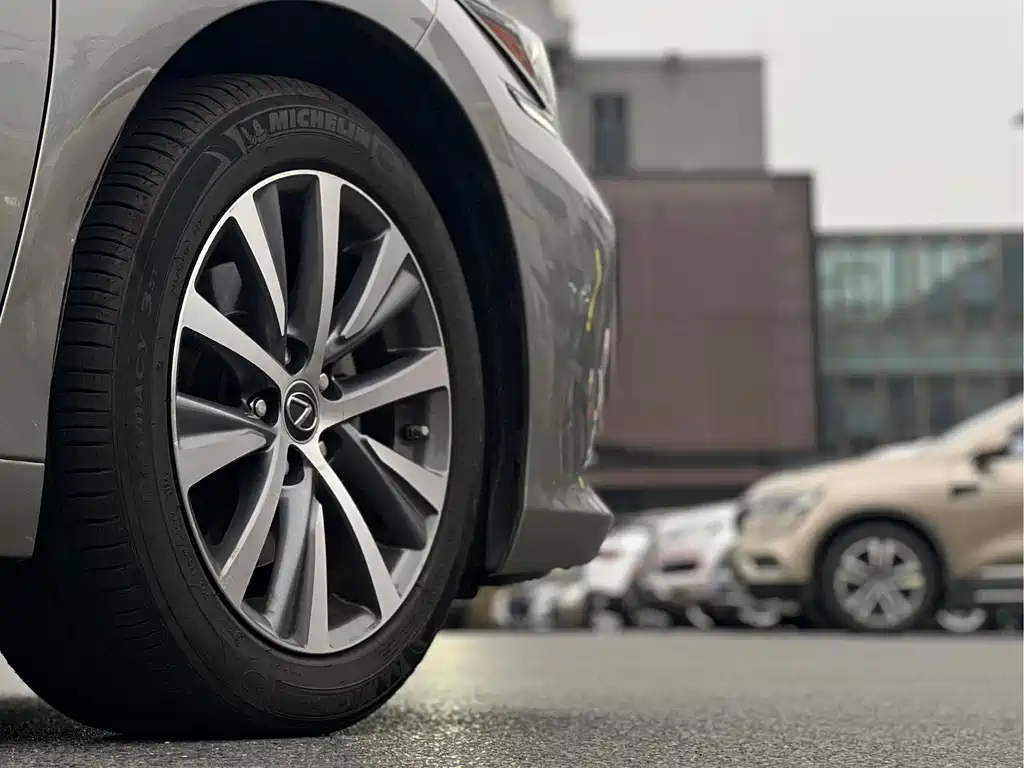 Lexus ES 2020 — фото 10