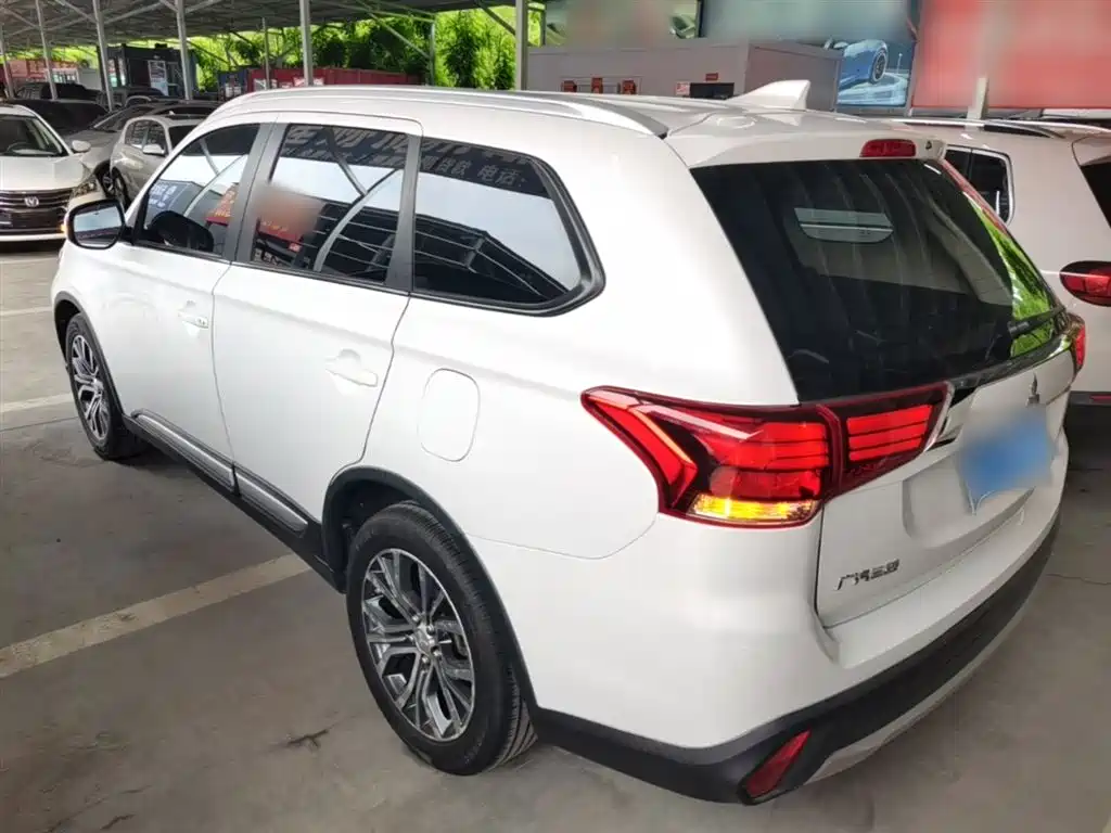 Mitsubishi Outlander 2018 — фото 23