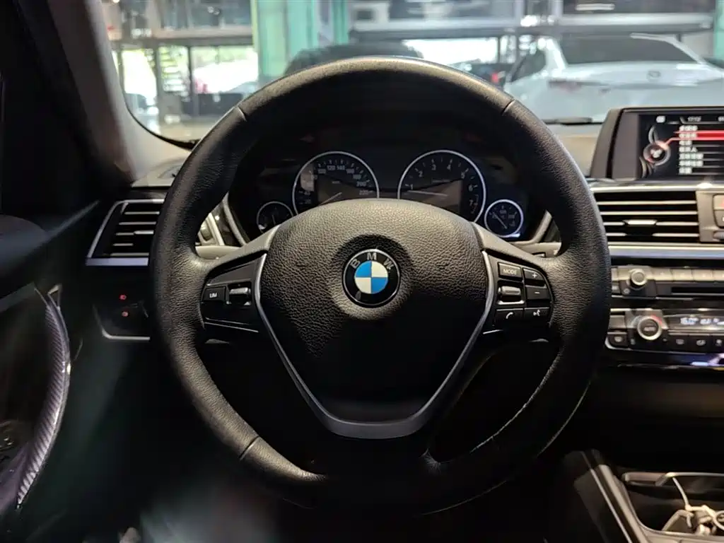 BMW 3 Series 2017 — фото 11