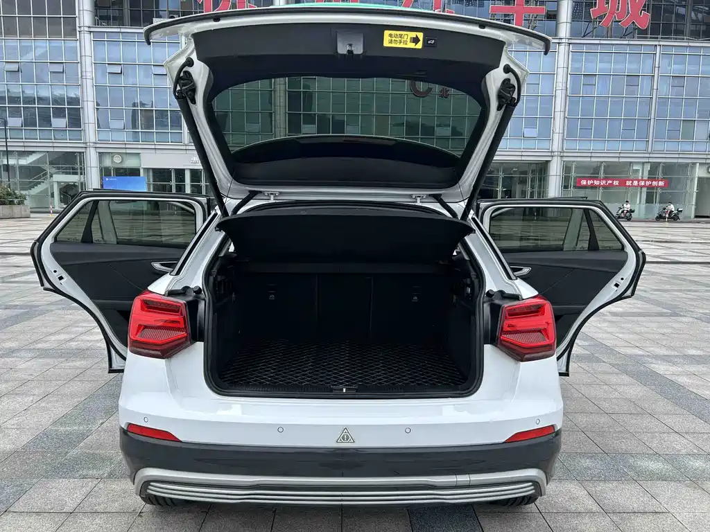 Audi Q2L E-Tron 2021 — фото 8