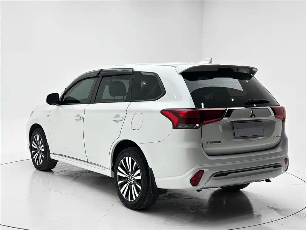 Mitsubishi Outlander 2022 — фото 4