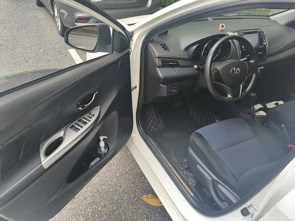Toyota Yaris L 2015 — фото 13