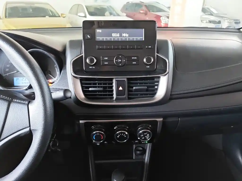 Toyota Yaris L 2021 — фото 13