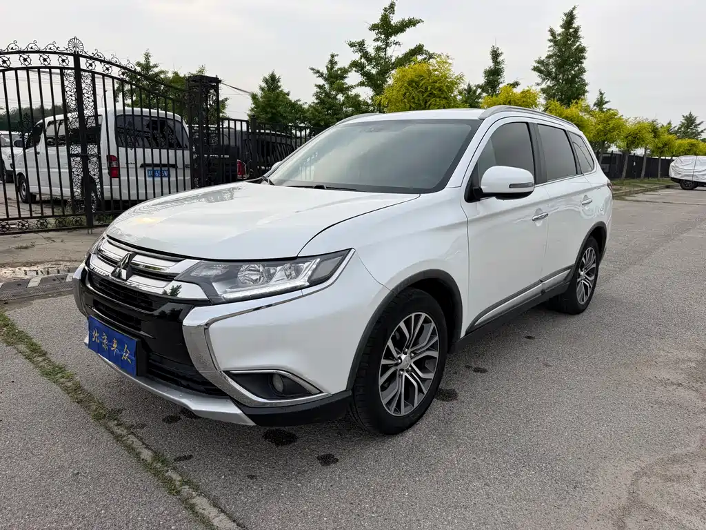 Mitsubishi Outlander 2018 — фото 1