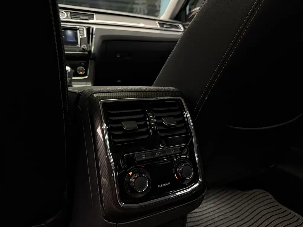 Volkswagen Passat 2018 — фото 12