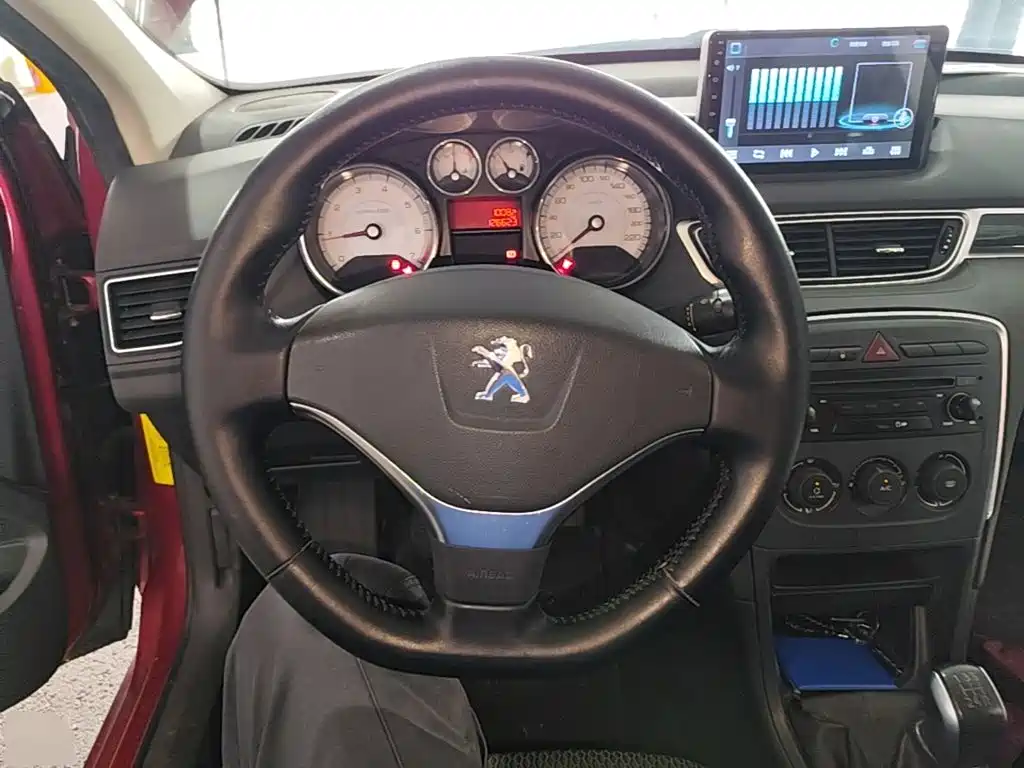 Peugeot 308 2015 — фото 11