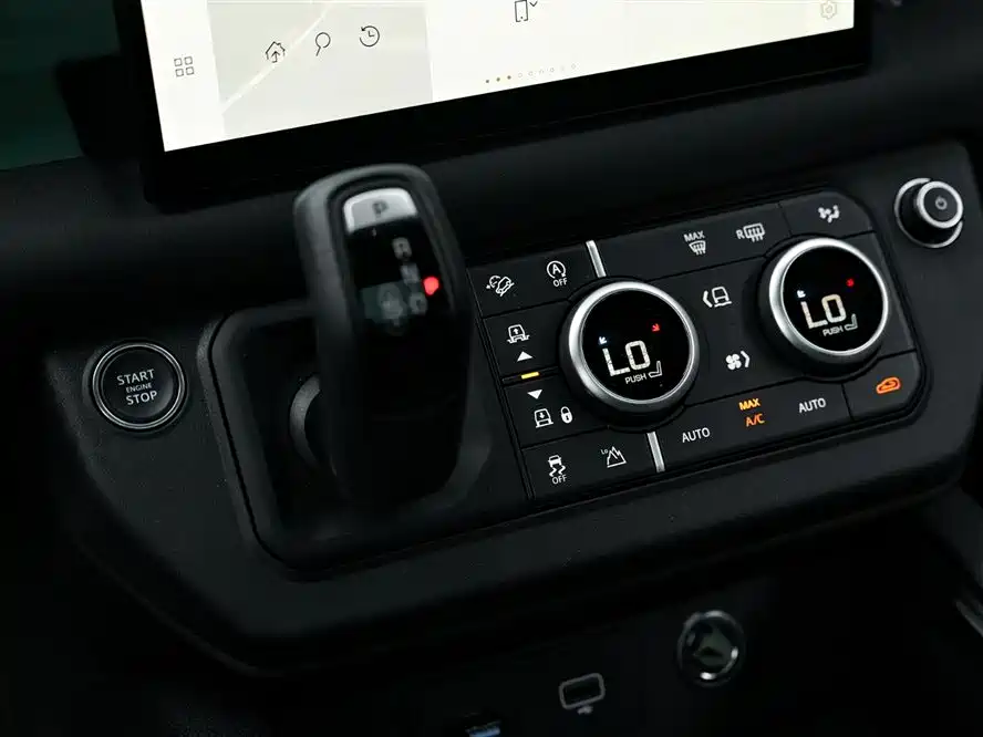 Land Rover Defender 2023 — фото 20