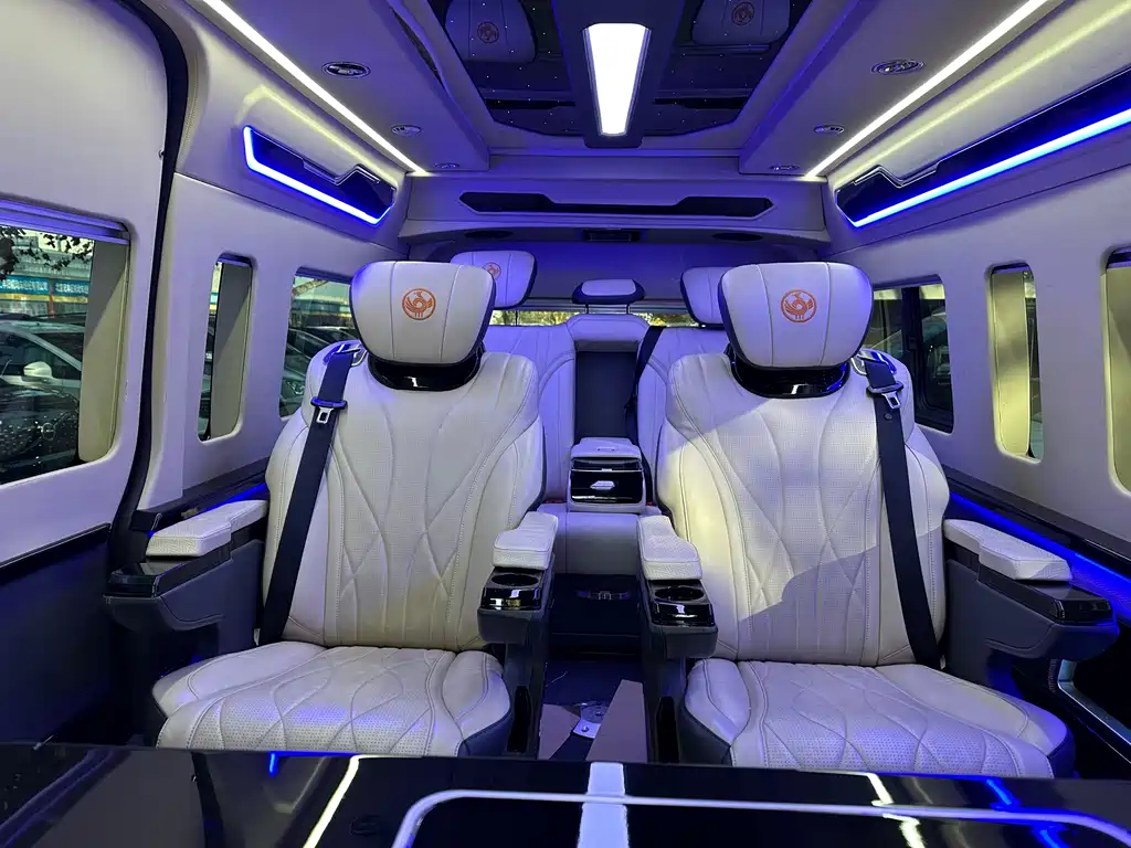 Toyota Hiace 2023 — фото 11