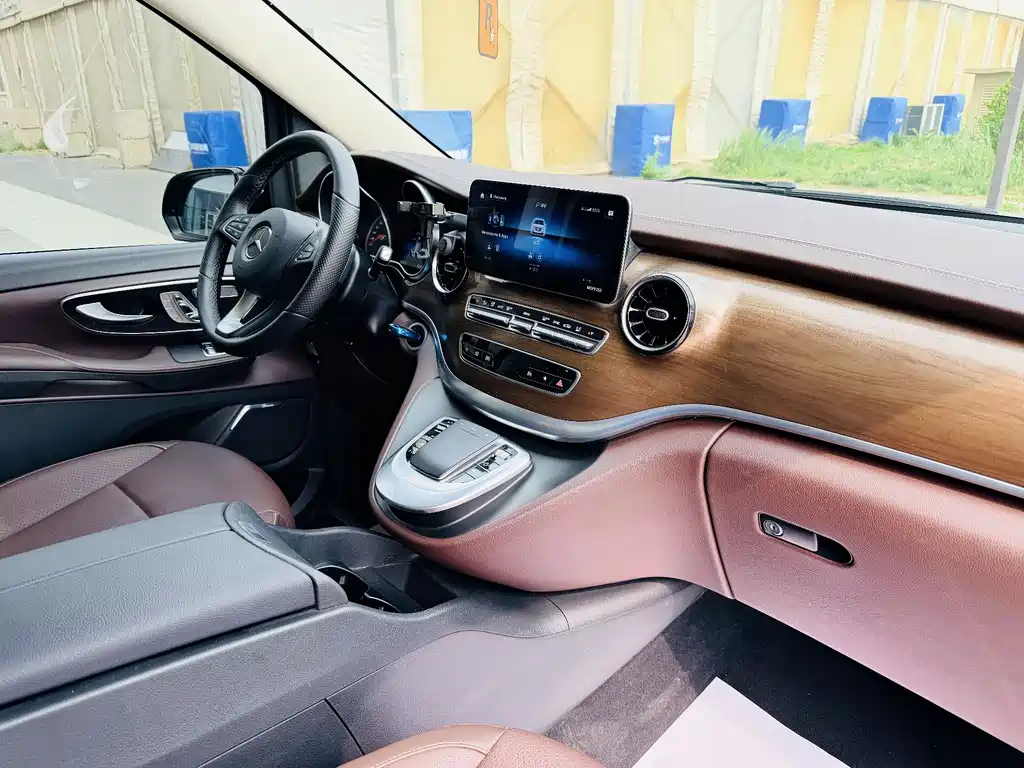 Mercedes-Benz V-Class 2021 — фото 17