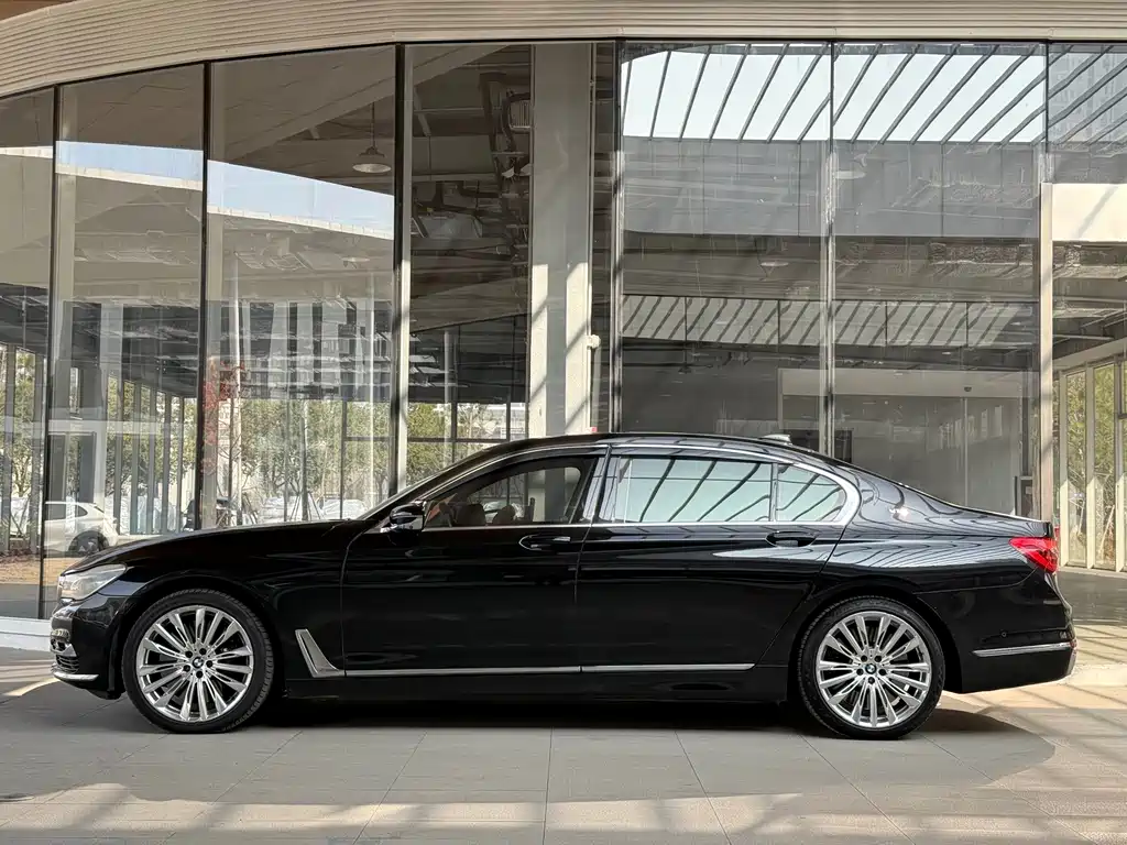 BMW 7 Series 2017 — фото 17
