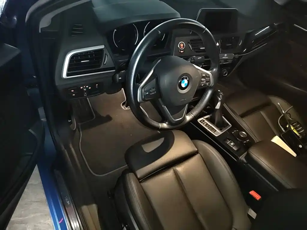 BMW 1 Series 2018 — фото 16