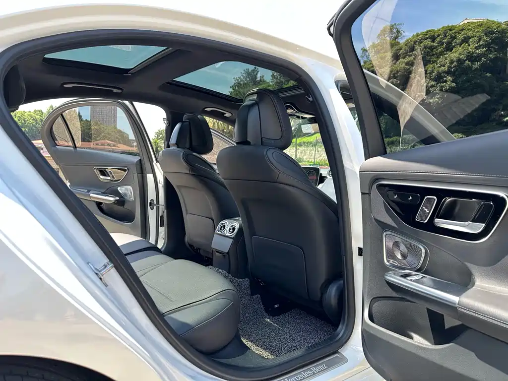 Mercedes-Benz C-Class 2023 — фото 11