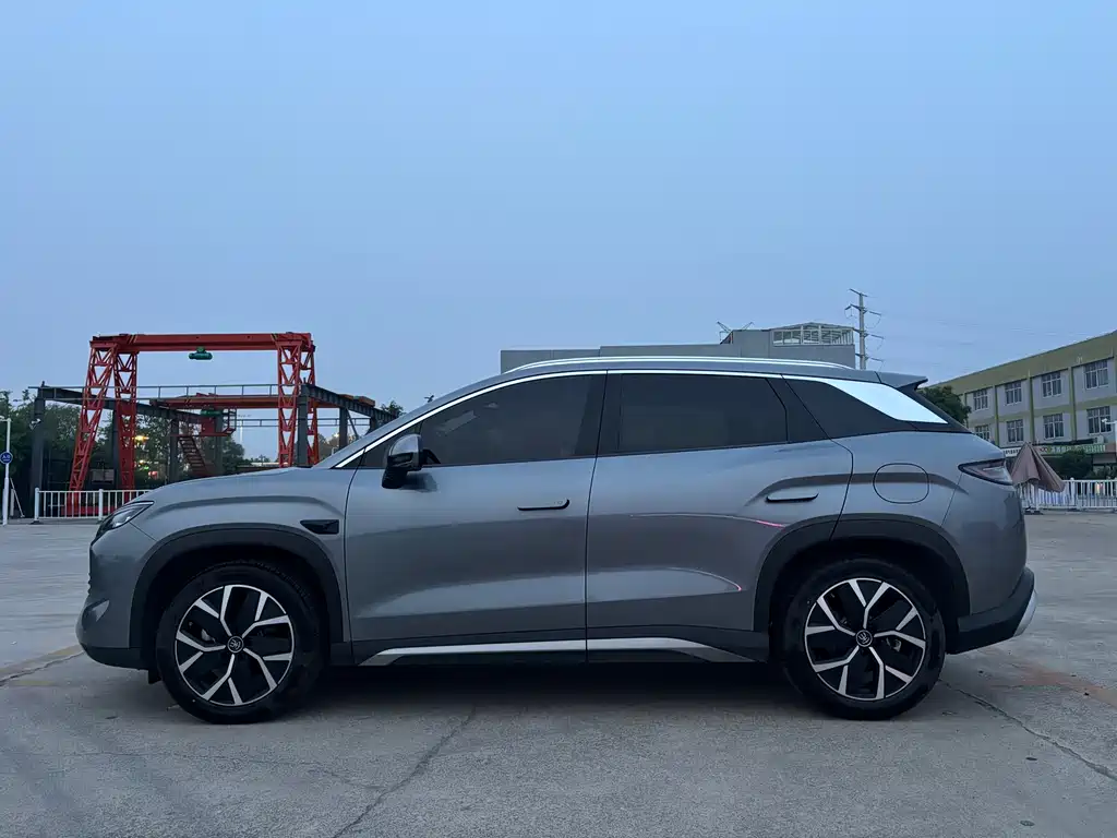 BYD L DM-i 2025 — фото 3