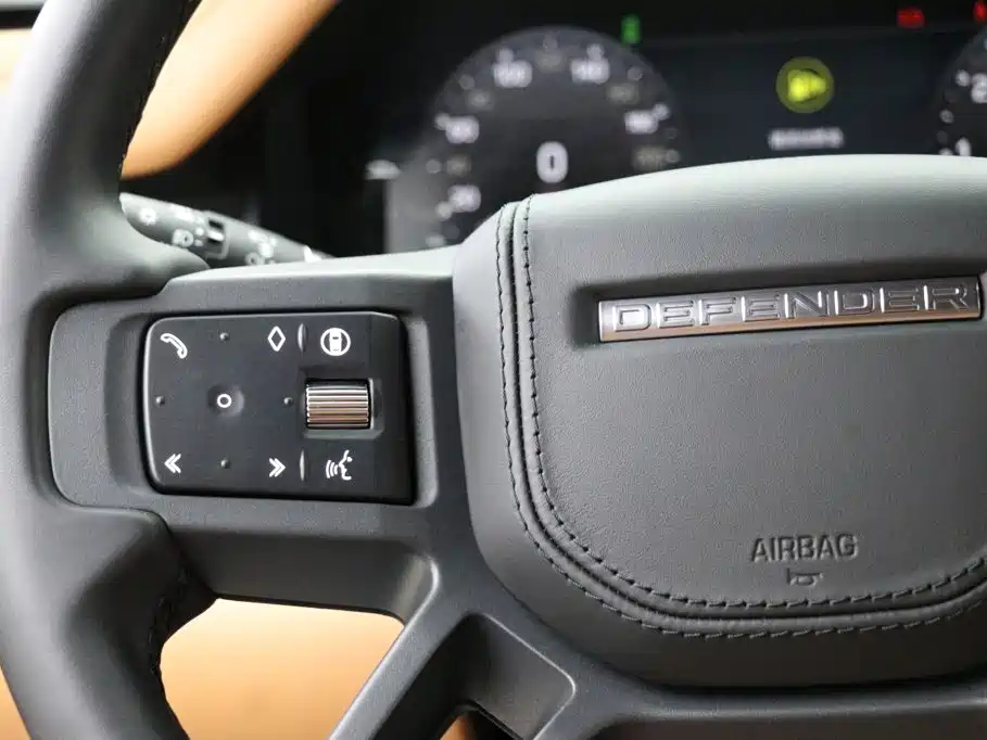 Land Rover Defender 2024 — фото 16