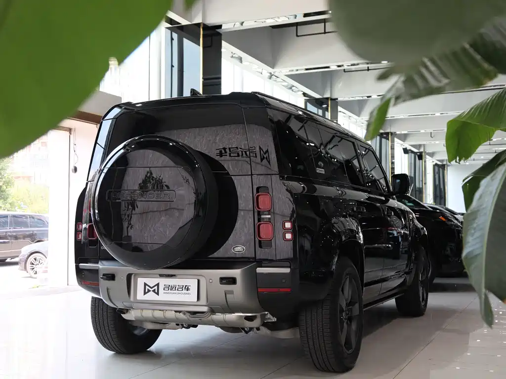 Land Rover Defender 2024 — фото 19