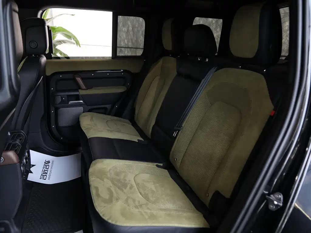 Land Rover Defender 2024 — фото 17